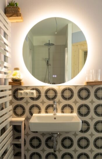 Badezimmer unten stufenlos erreichbar mit Dusche und Sauna