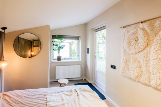 Mamooi - Schlafzimmer 1 mit direktem Zugang zum Garten