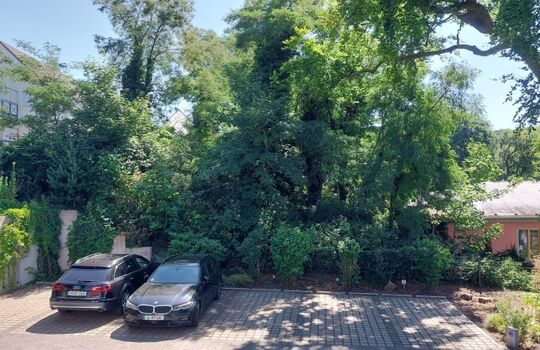 Blick vom Balkon und Parkplatz