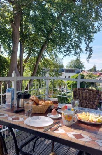 Frühstück auf dem Balkon