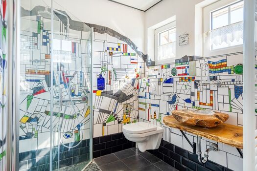 Badezimmer im Hundertwasser-Stil