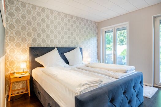 Schlafzimmer mit Boxspringbett