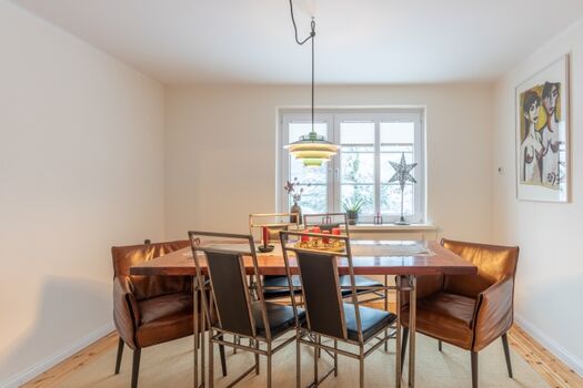 Mien Lütten - Essbereich mit großem Esstisch 