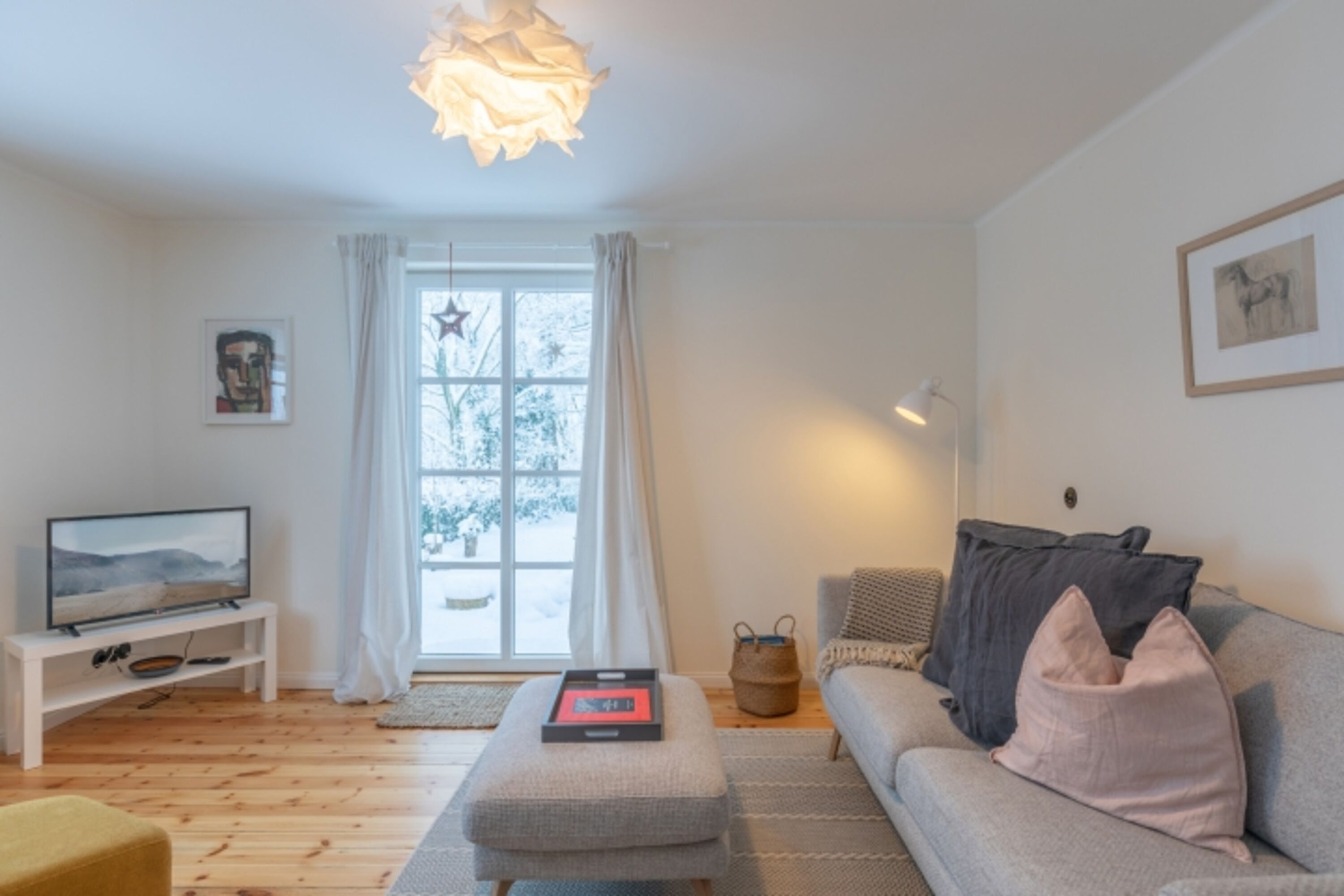 Mien Lütten - Gemütlicher Wohnbereich mit Flat-TV