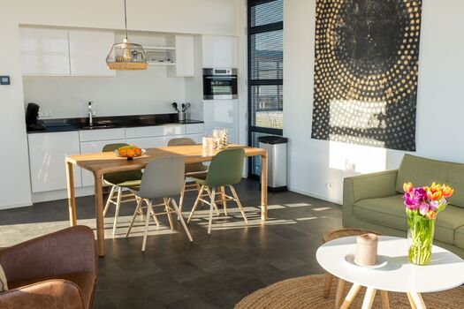 helles lichtdurchflutetes Wohn- und Esszimmer mit Küche