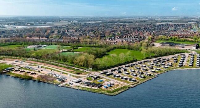 in unserem wunderschönen Park fußläufig in die Altstadt von Enkhuizen