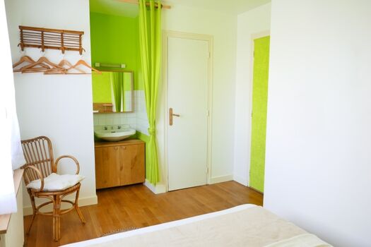 Waschbecken, Kleiderhakenleiste, Wandkleiderschrank