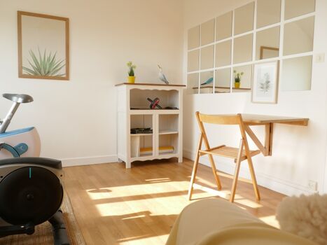 Fitness-Geräte und Spiegelwand