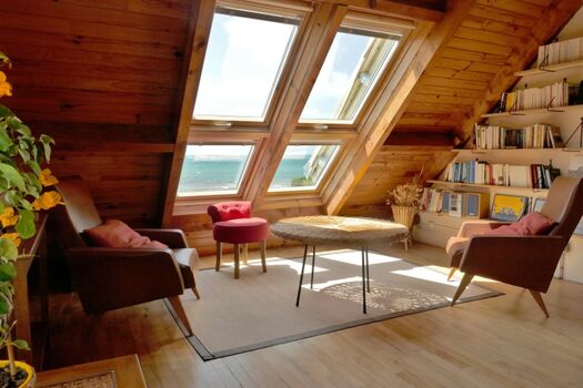 Die Leseecke mit Bücherwand im Spielzimmer