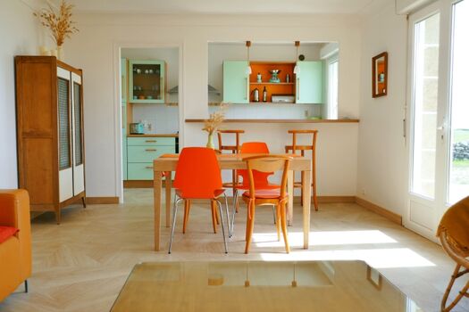 Das Wohnzimmer mit Zugang zur Terrasse