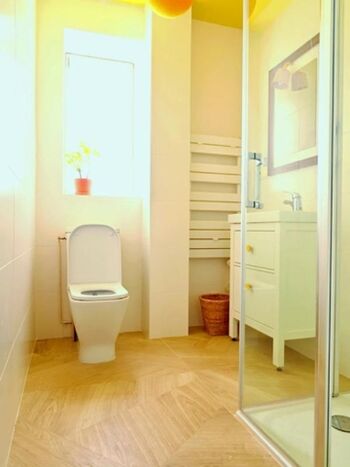 Das Bad im EG mit bodengleicher Regendusche