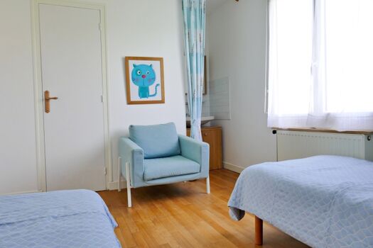 Zwei Einzelbetten (auch als Doppelbett 180 x 200 cm zusammenstellbar), Wandkleiderschank, Waschbecken