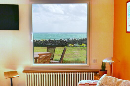 Blick durch das Wohnzimmerfenster