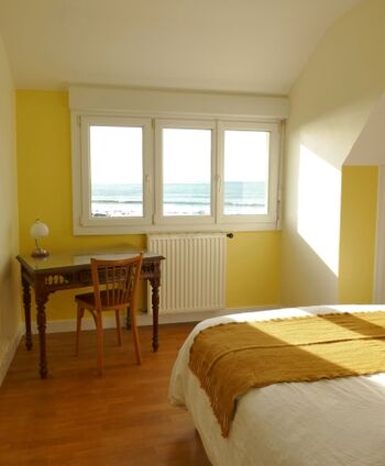 Schlafzimmer mit Schreibtisch zum Meer hin