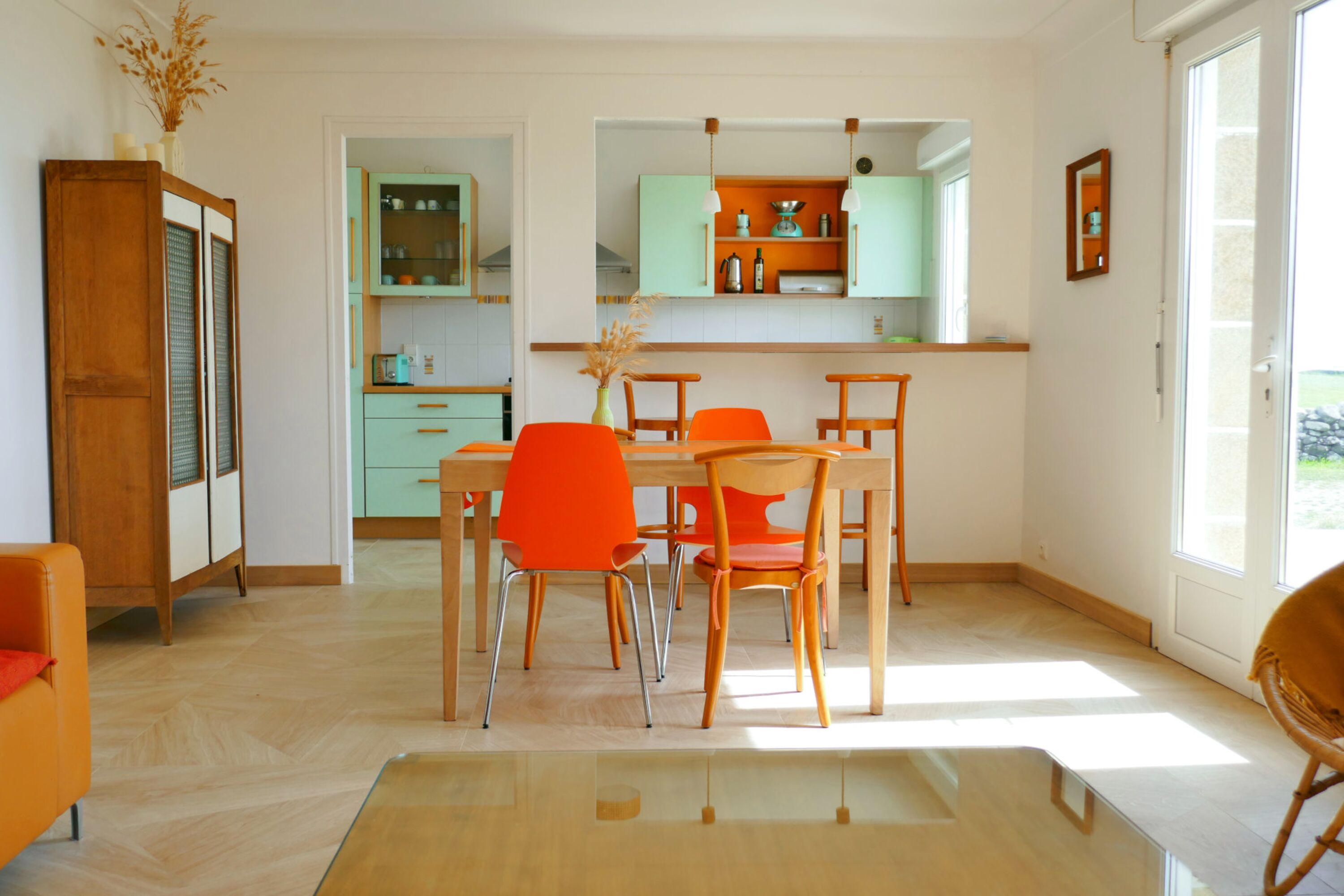 Das Wohnzimmer mit offener Küche