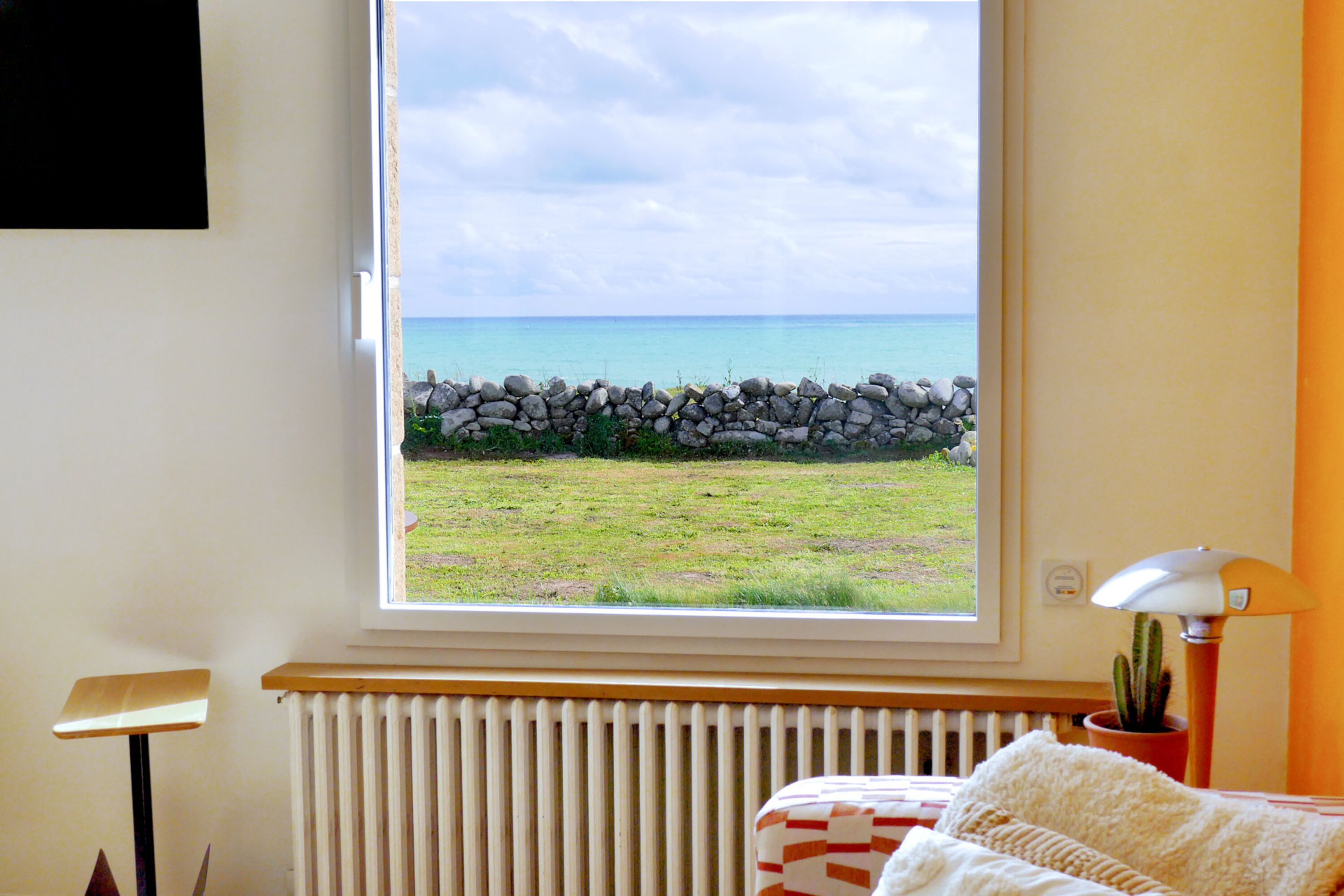 Blick durch das Wohnzimmerfenster