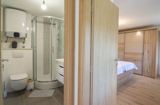 Das Bad und das Schlafzimmer