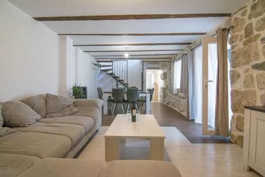 Das Wohnzimmer mit Essbereich