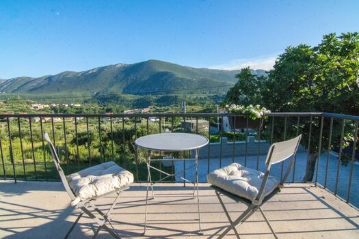 Kleiner Tisch am Balkon