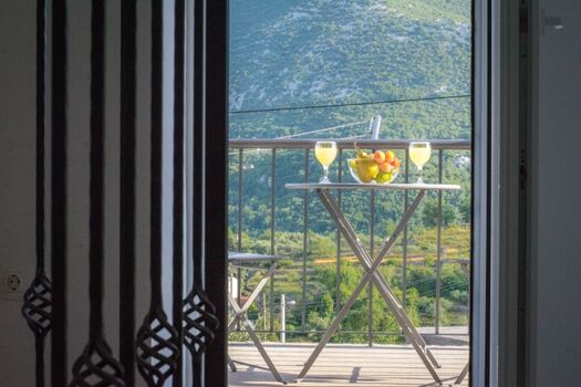 Der Blick durch Balkonstür