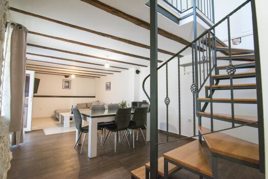 Die Treppen und das Wohnzimmer mit Essbereich