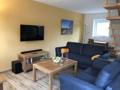 Wohnzimmer mit Smart-TV und Soundanlage