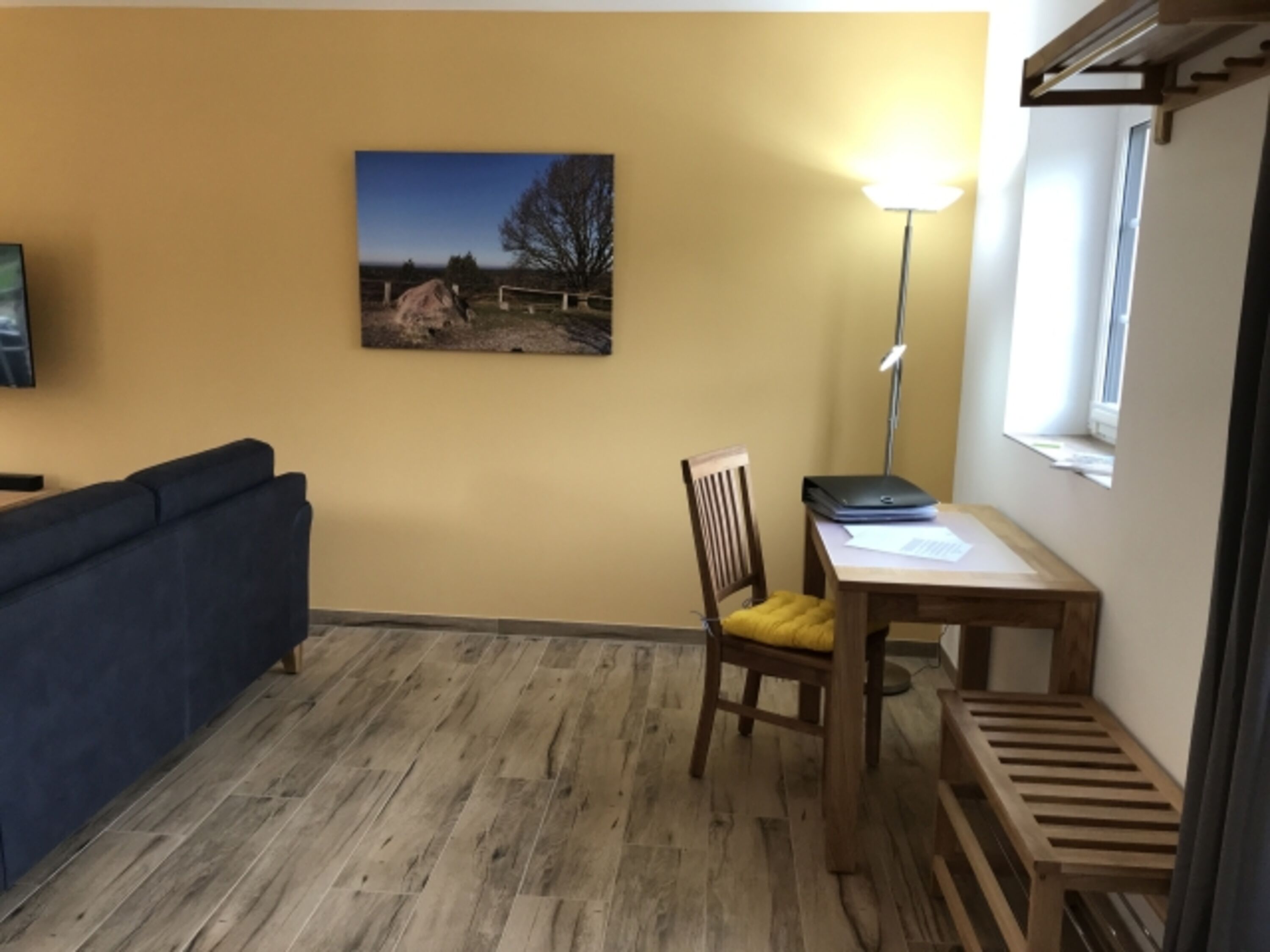 Wohnzimmer mit Schreibtisch