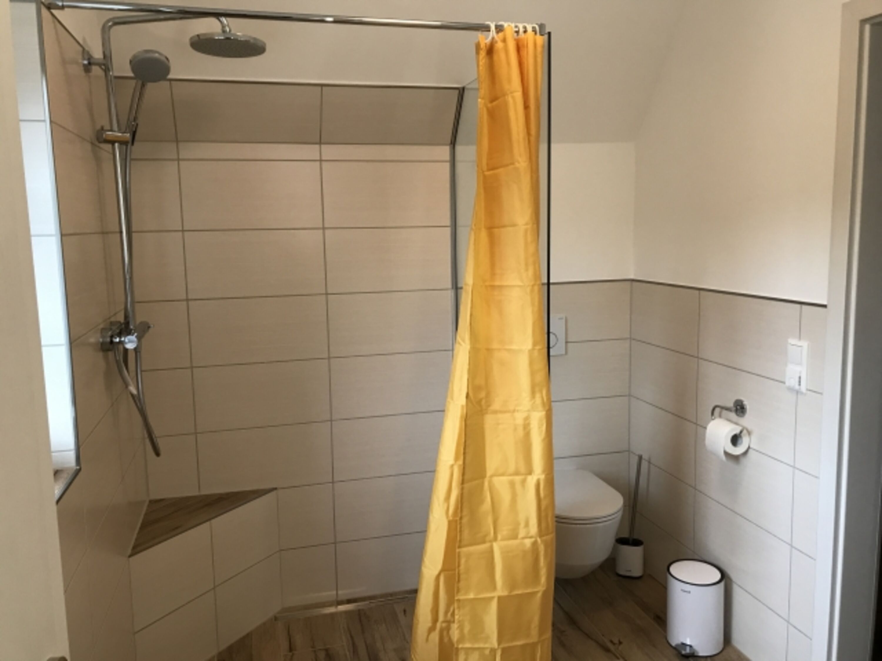 Bad mit Regendusche