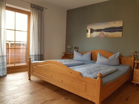 Schönes, grosses Schlafzimmer mit Zugang zum Balkon