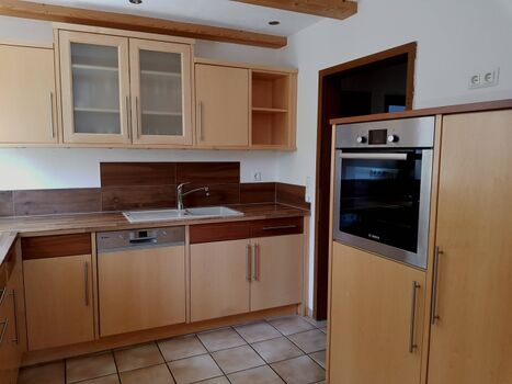 Küche mit Spülmaschine und Herd