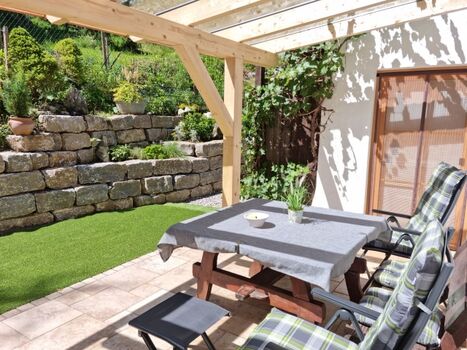 schöne Terrasse mit Überdachung