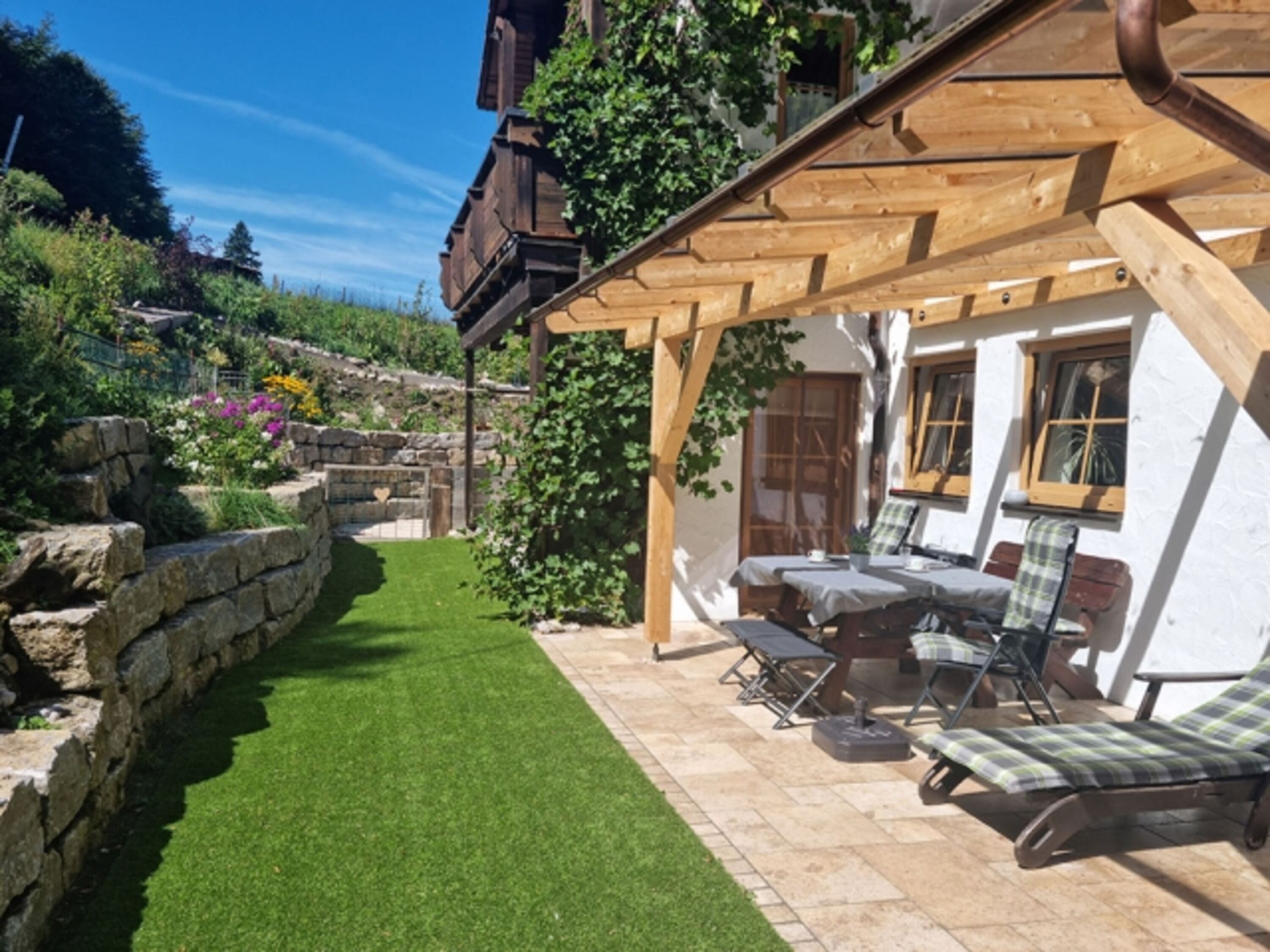 Eigener eingezäunter Terrassen-/Gartenbereich