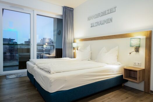 Schlafzimmer mit Doppelbett