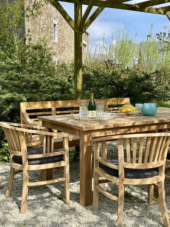 Sitzplatz mit Gartenmöbeln