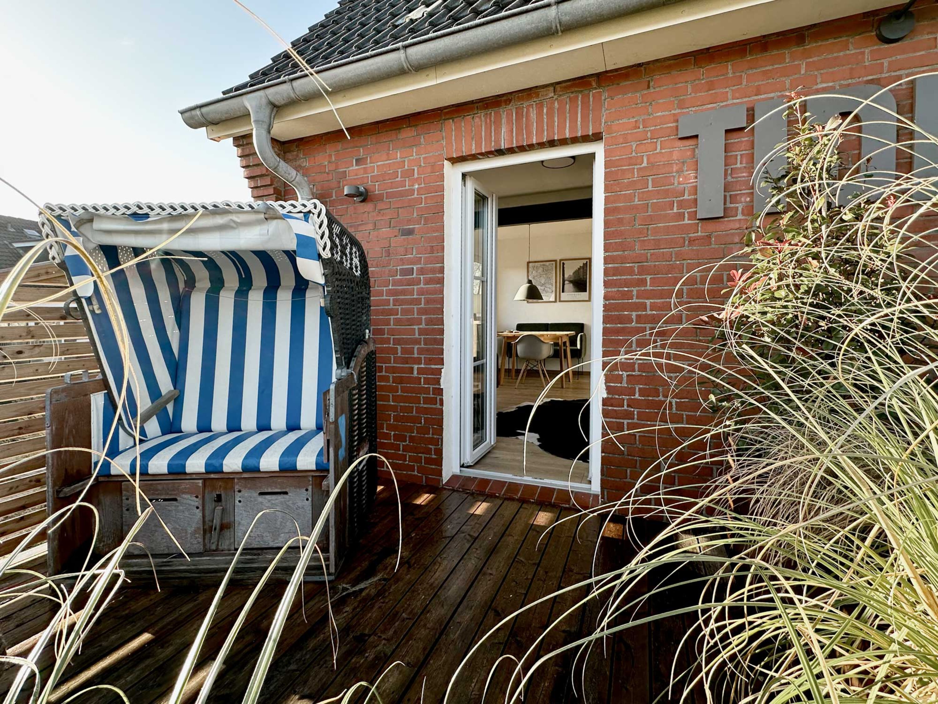 TIDE4 Ferienwohnung Amrum Apartment 2 Terrasse mit Strandkorb