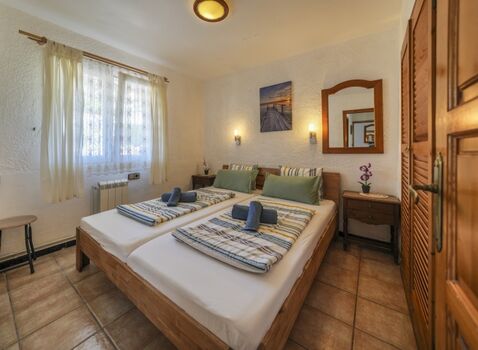 Schlafzimmer mit Doppelbett ues Bett