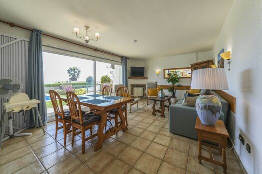 Esszimmer mit Ausblick und Pool 