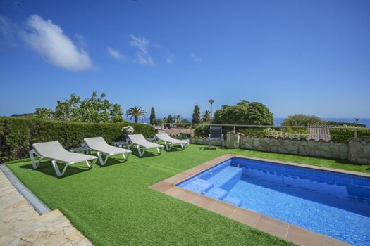 Liegefläche mit Pool 