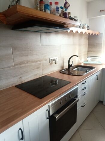 Küche mit Holz u. Herd, Spüle 