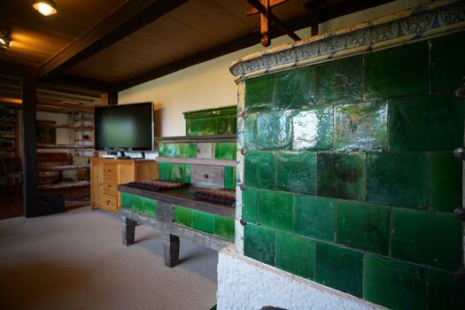 historischer Kachelofen bietet kuschelige Wärme