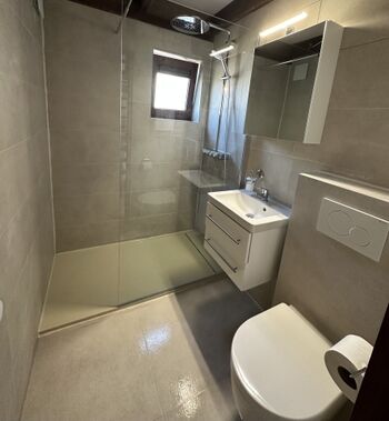 Modernes Bad mit Dusche