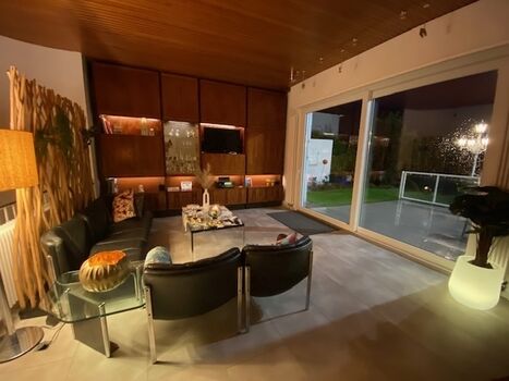 Abends malerisch beleuchet, lädt zur Gemütlichkeit 