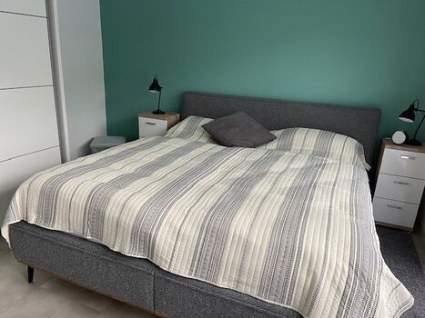 Grünes Schlafzimmer mit Boxspringbett 1,80x2,00 m