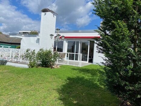 Bungalow mit großer Terrasse vor dem Wohnbereich