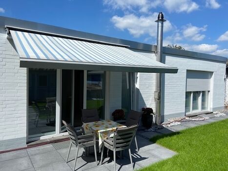 Terrasse vor dem blauen Schlafzimmer mit Markise
