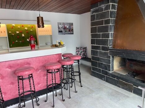 Bar mit offenem Kamin