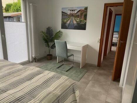 Grünes Schlafzimmer mit Schreibtisch