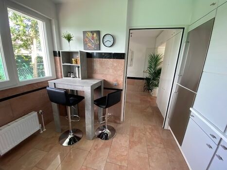 Küche mit Bartisch, Schrankwand zum Durchreichen zur Essecke