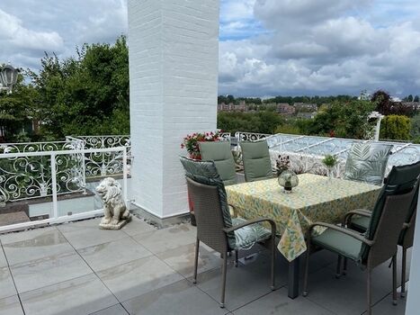 Terrasse mit Schornstein vom Kamin in der Bar