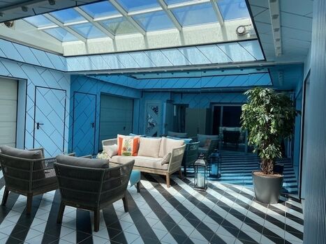 Wintergarten mit geschlossenem Glasdach